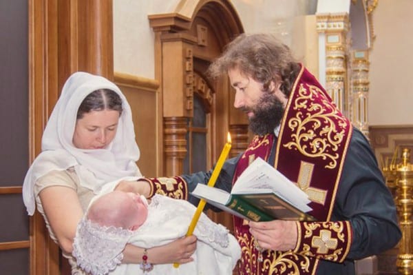 Имянаречение в христианстве: батюшка крестит малыша и даёт ему имя