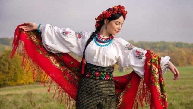 Фотография девушки с красным платком и венком, участвующая в фотоконкурсе