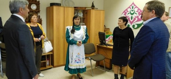Заместитель премьер-министра республики татарстан василь шайхразиев посетил дом дружбы народов ур 37