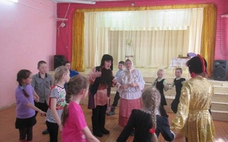 Пасхальные забавы прошли в центре русской культуры «рябинушка» 3
