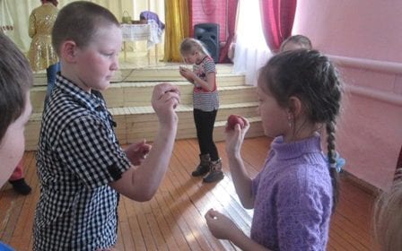 Пасхальные забавы прошли в центре русской культуры «рябинушка» 5