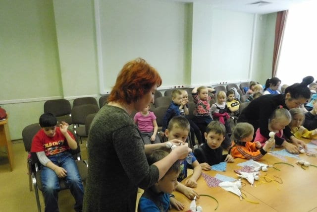 Ижевским дошкольникам провели мастер-класс по созданию куклы-веснянки 1