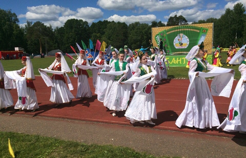 Девушки танцуют на татарском празднике «сабантуй»