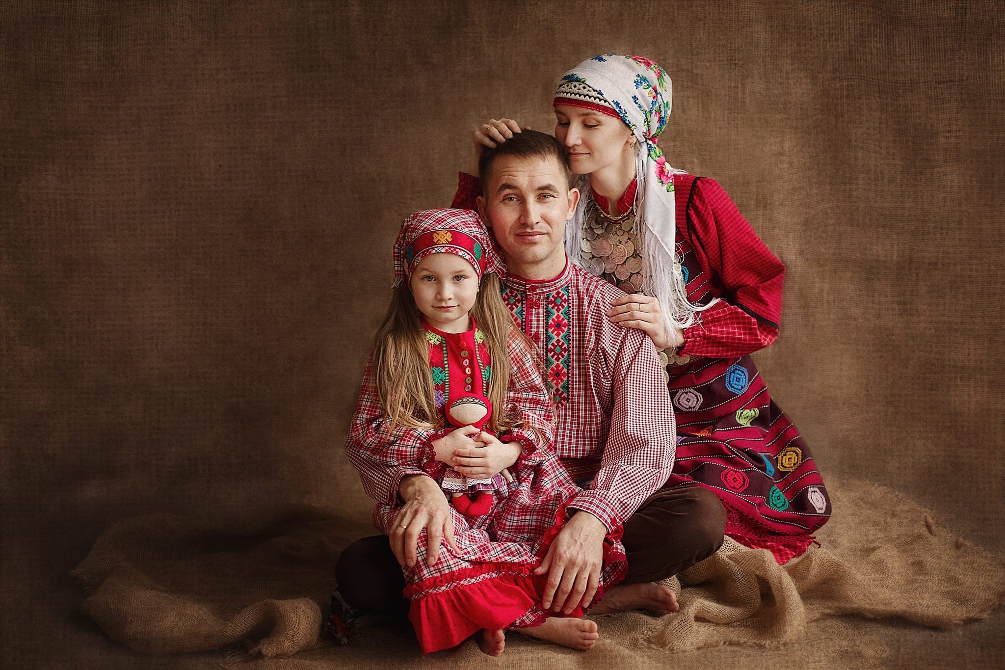 Работа из удмуртии представлена на фотовыставке «мама и дети в национальных костюмах народов россии» 1