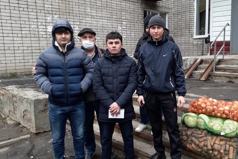 Таджики помогают продуктами нуждающимся