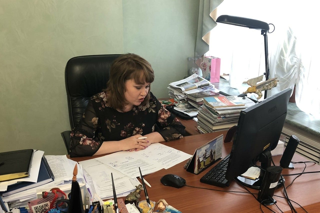 Татьяна ишматова за рабочим столом