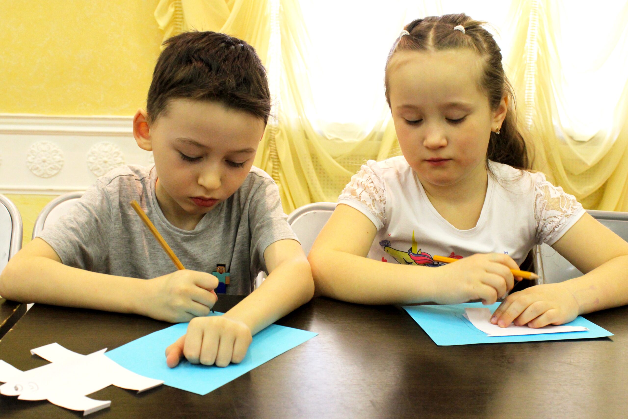 Фото мальчика и девочки, знающих два языка