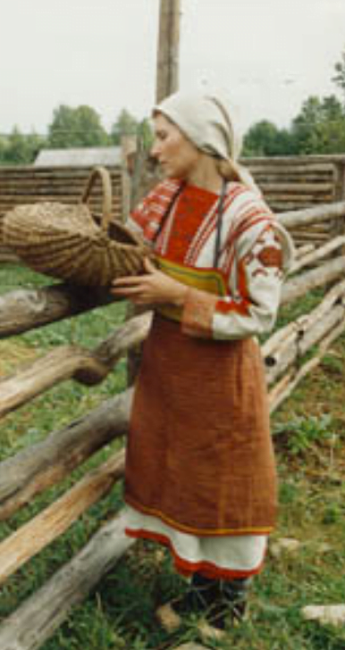 Фото северной удмуртки в национальном костюме