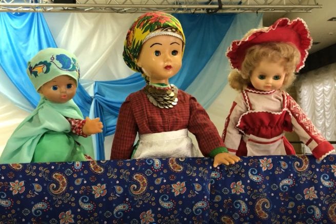 Фото кукольного спектакля о малых жанрах народного фольклора, три куклы в народных костюмах