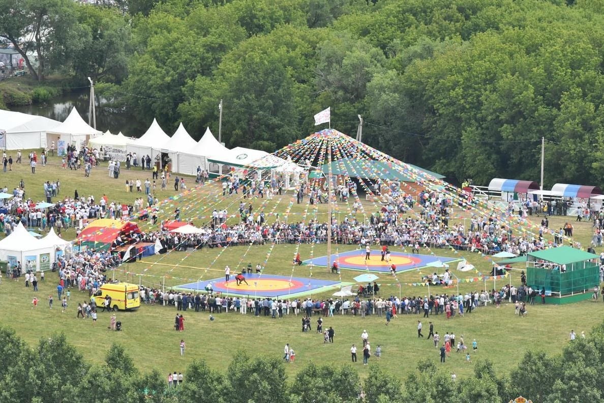 Фото огромного купола с множеством людей на празднике сева сабантуй