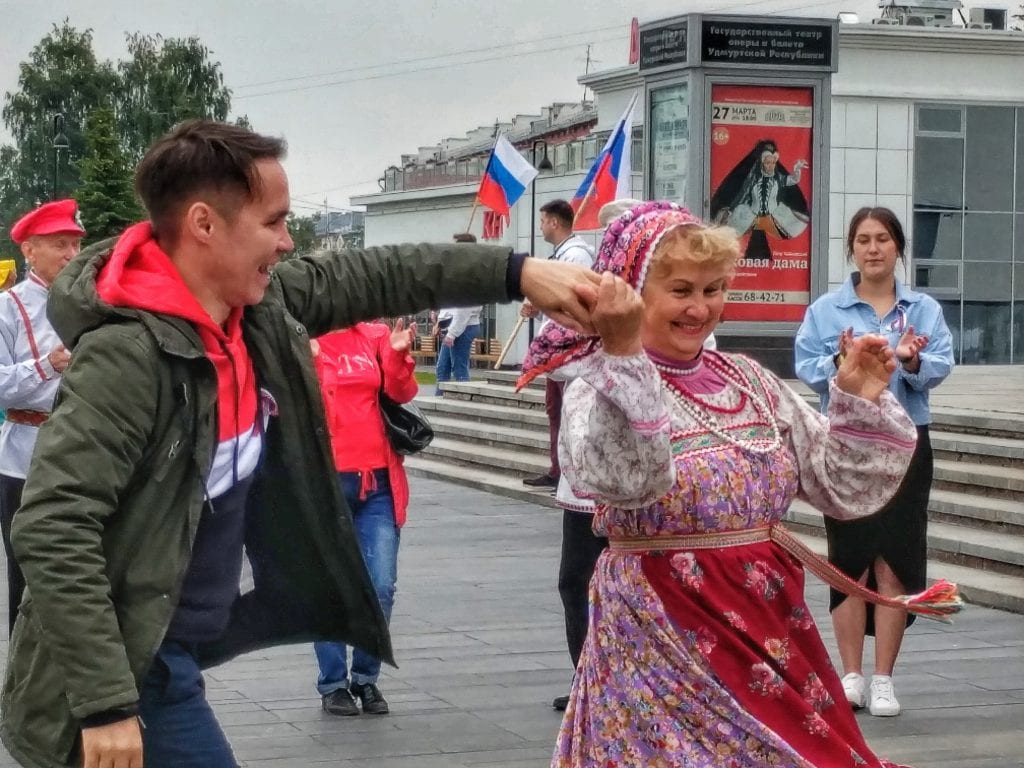Фото богдан анфиногенов танцует с женщиной на дне флага россии