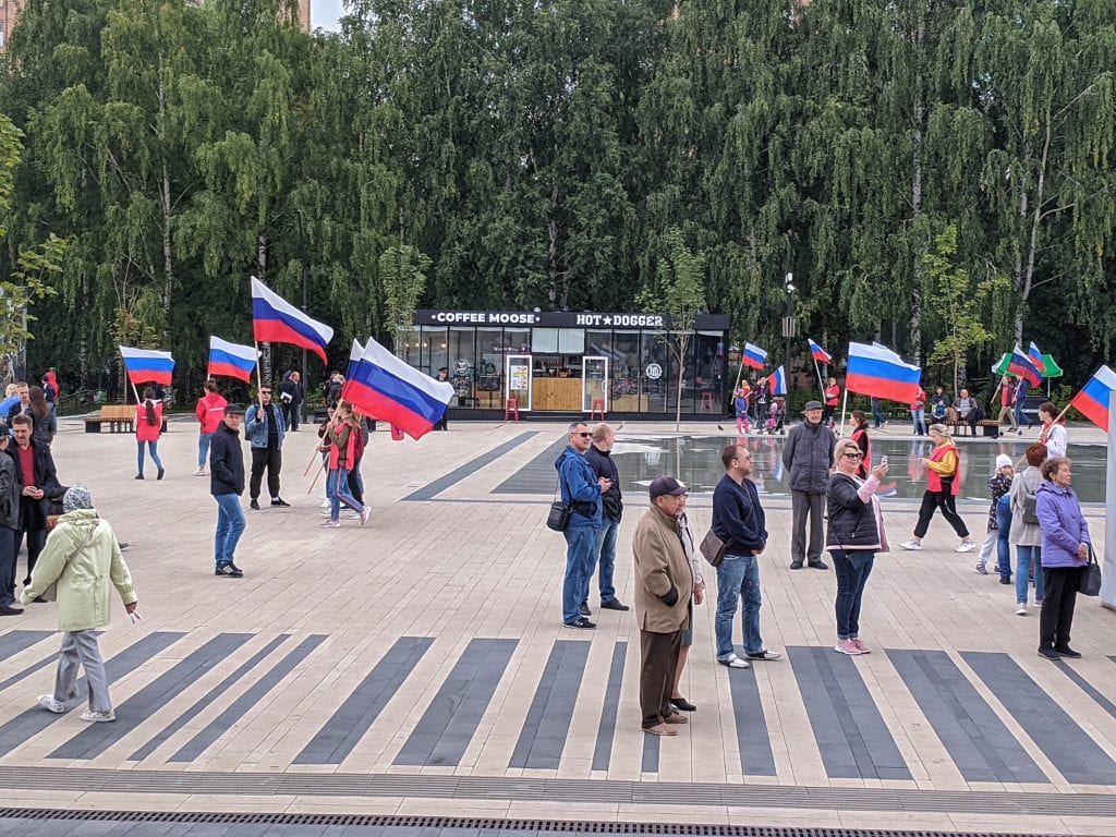 Фото много людей на площади ходят с флагами россии