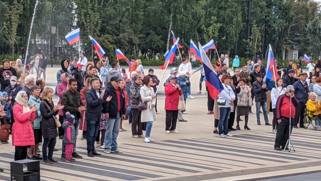 Фото множество людей пришли на праздник, посвященный дню государственного флага российской федерации