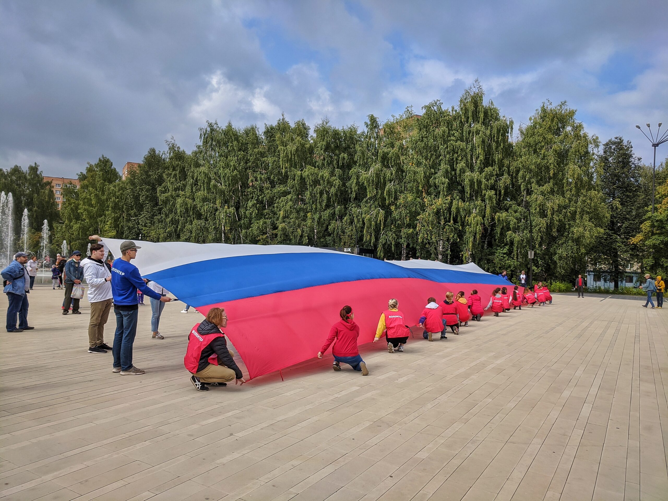 Фото волонтёры развернули огромный флаг россии