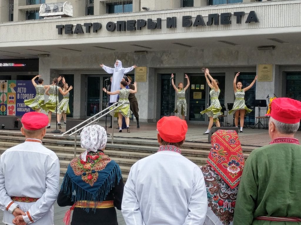 Фото выступление у театра оперы и балета на дне флага россии