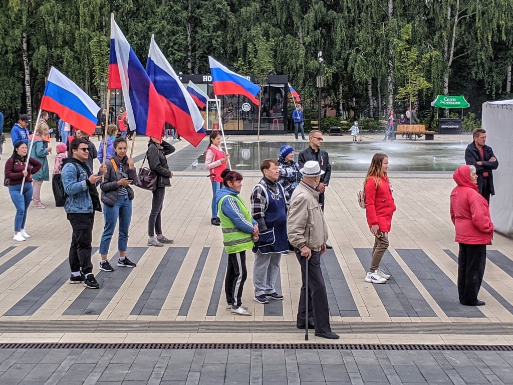 Фото люди с флагами россии гуляют на площади