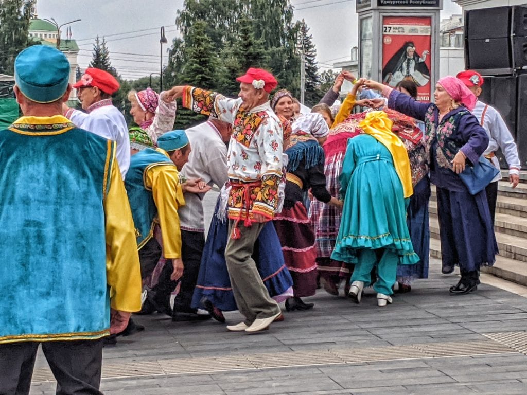Фото люди на площади играют в русскую игру ручеек