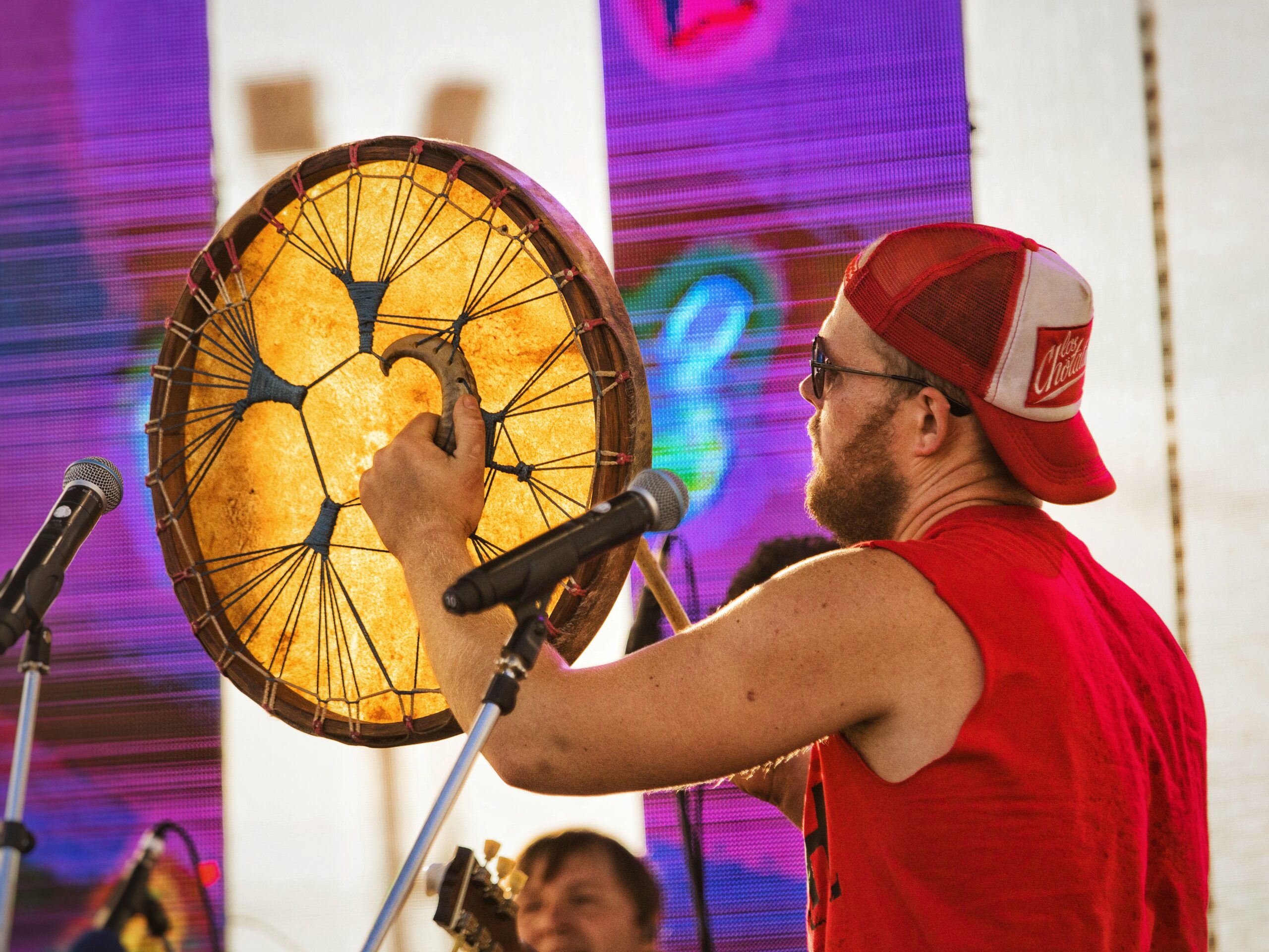 Фото фестиваль тангыра, музыкант группы у ен бьет в шаманский бубен