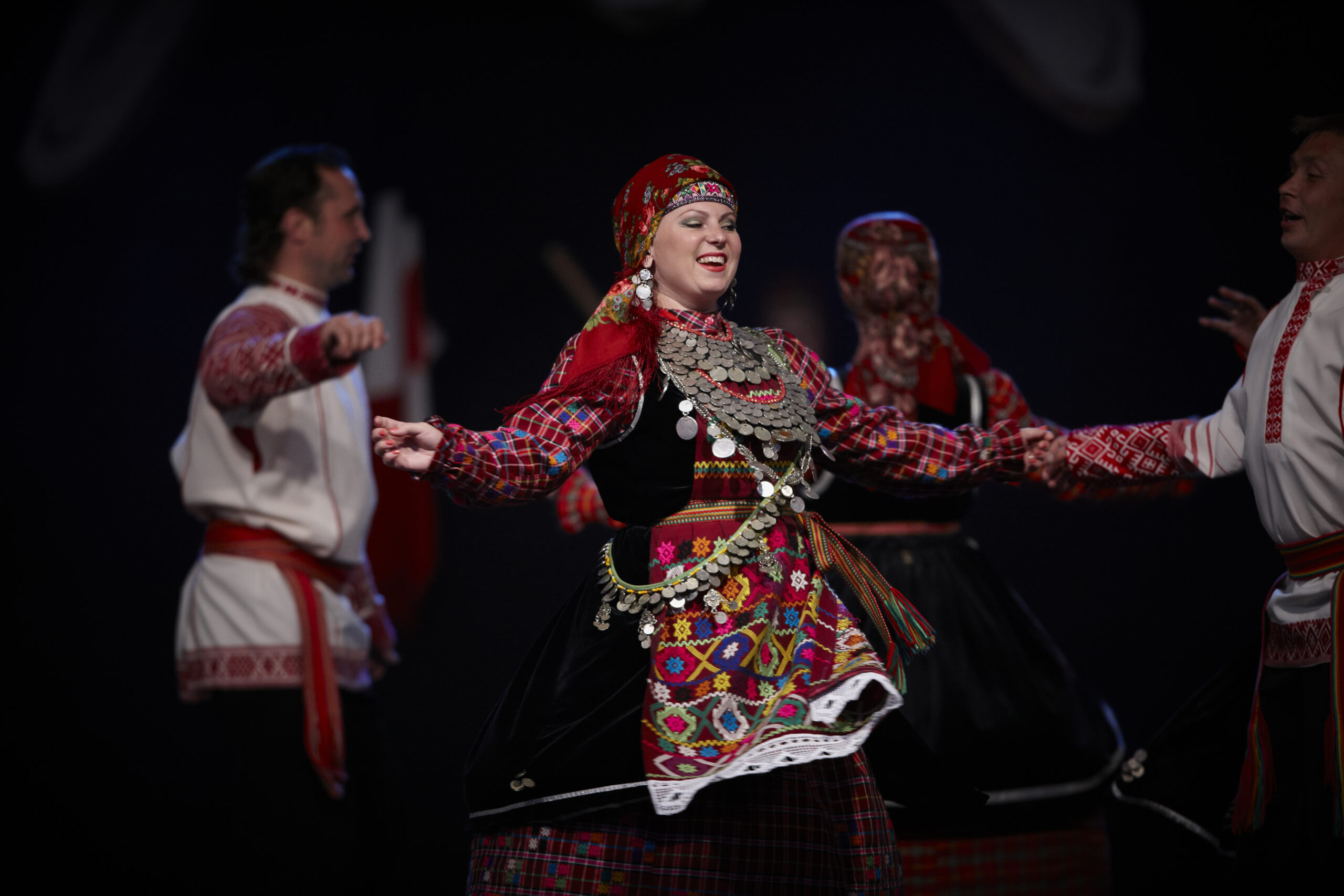 Фото женщина танцует в национальной одежде на днях родственных народов "пермская ветвь"