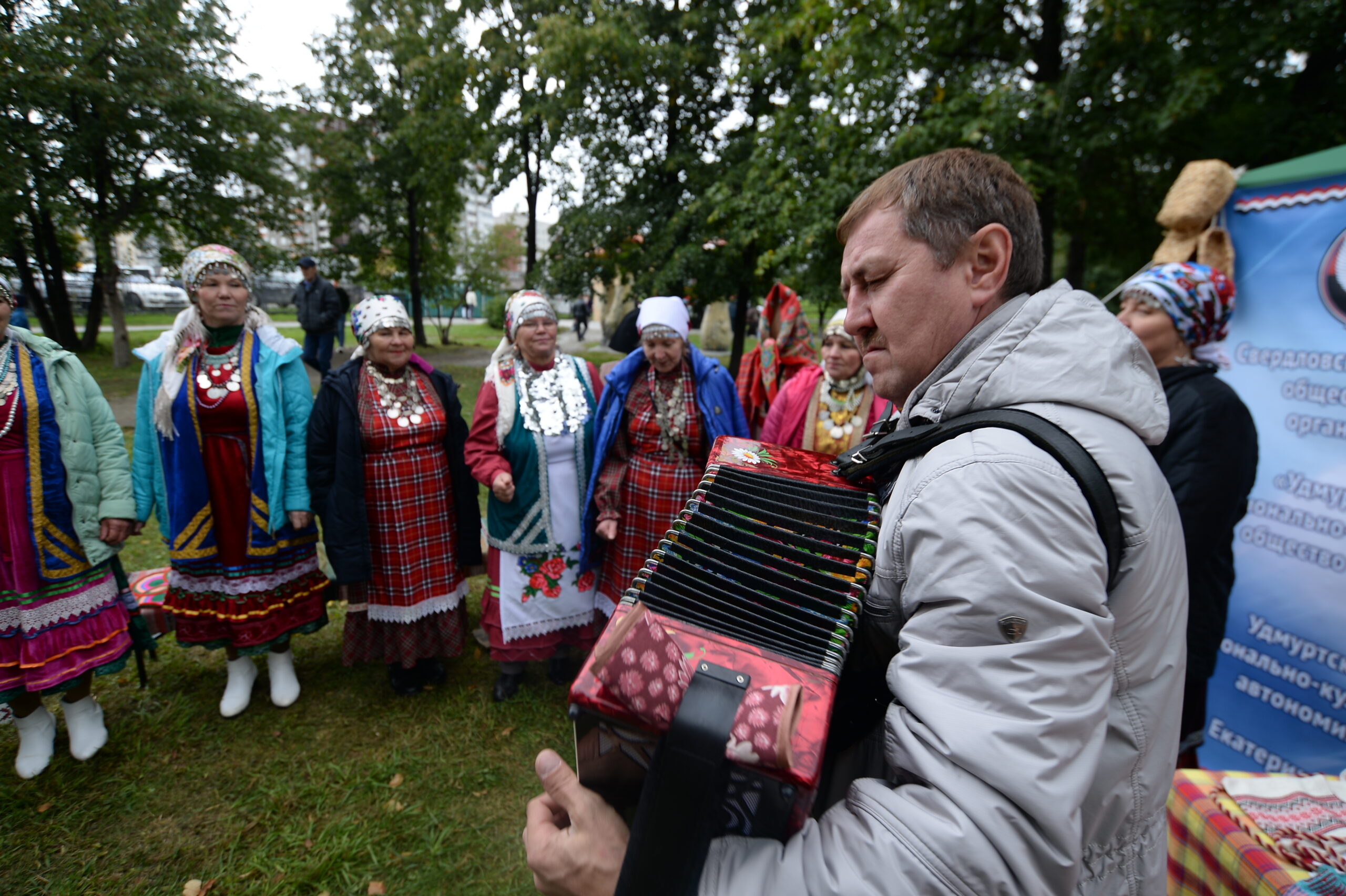 Фото георгий шамшияров играет на гармошке в день народов среднего урала