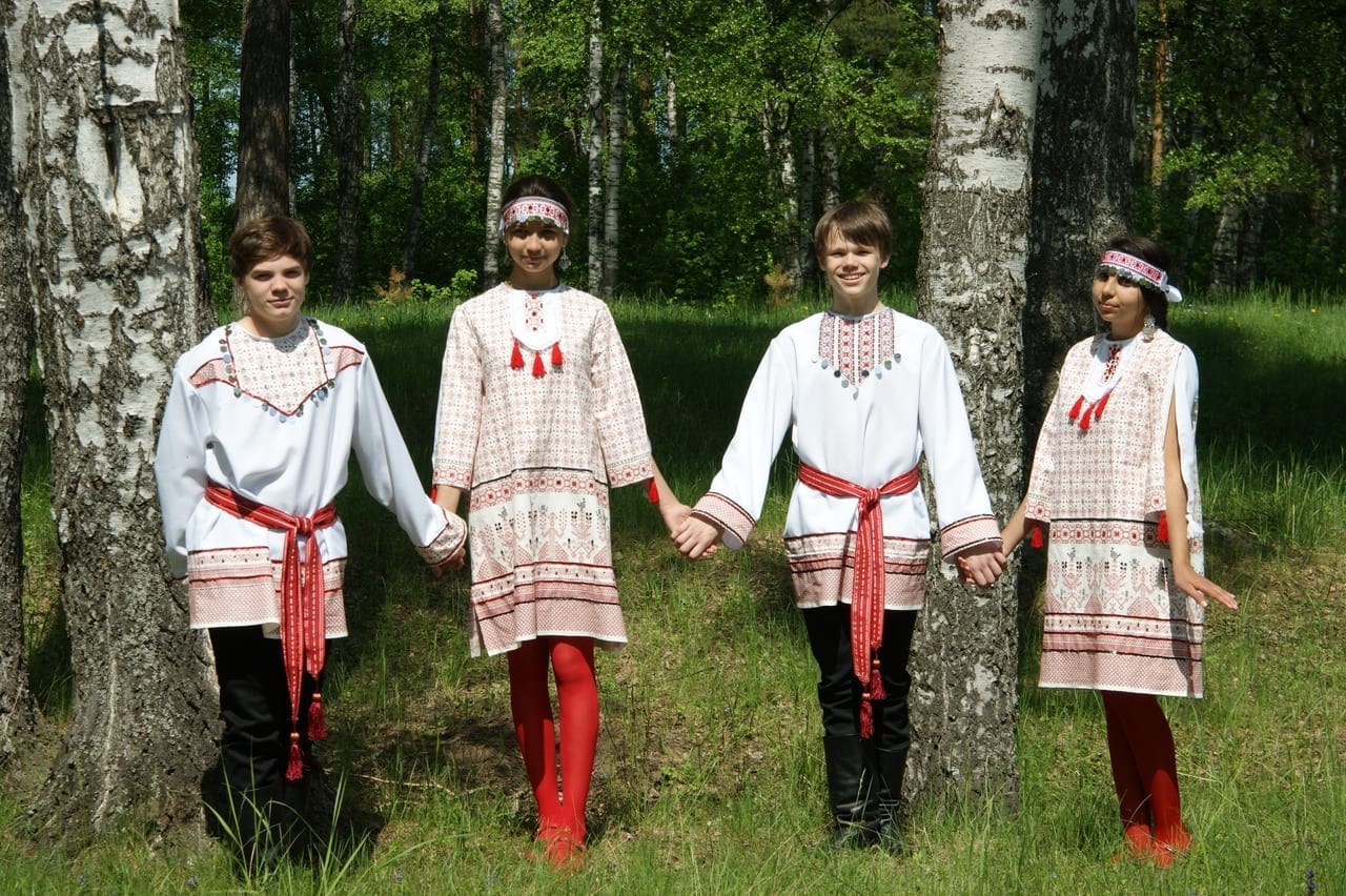 Фото мальчики и девочки в национальных костюмах в лесу у берёз