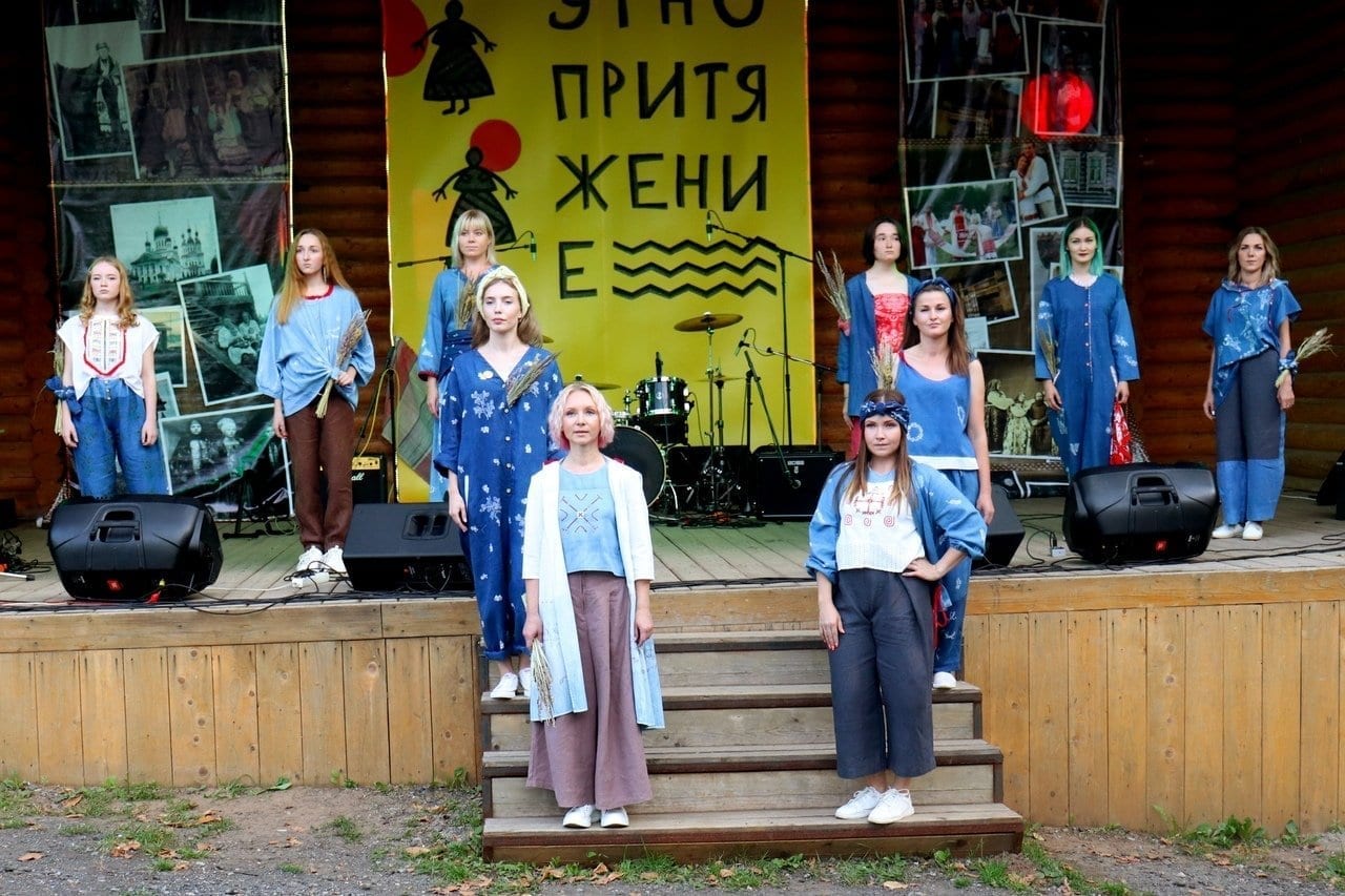 Фото девушки в синих одеждах на сцене