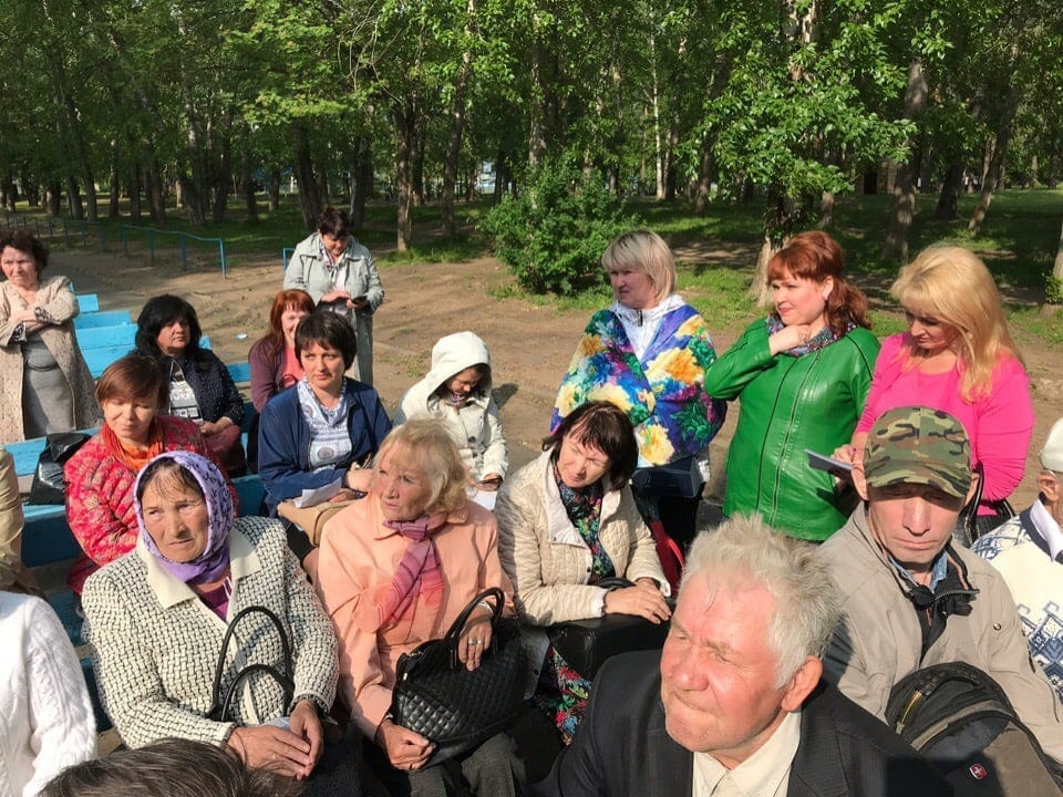 Фото люди в парке слушают выступления, татьяна ишматова стоит в зеленом пиджаке