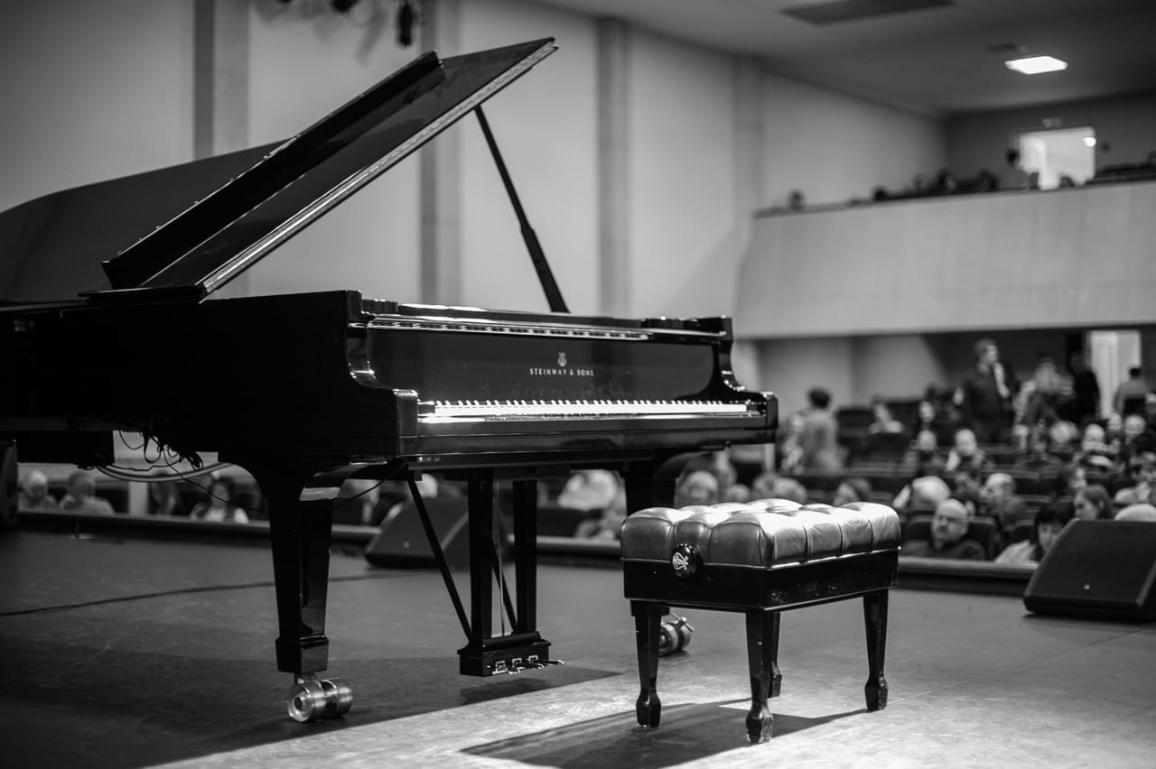 Чб фото рояля с пуфиком на сцене удмуртской филармонии