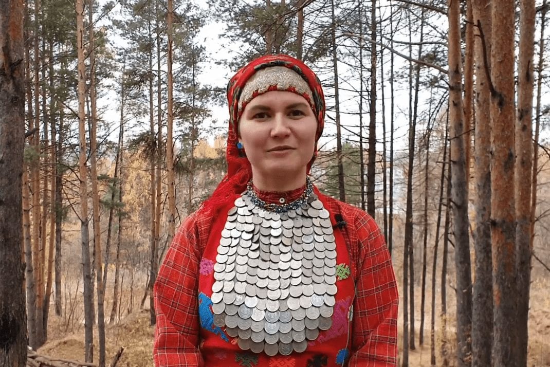 Фото алина чернова в удмуртском костюме рассказывает про местные обычаи