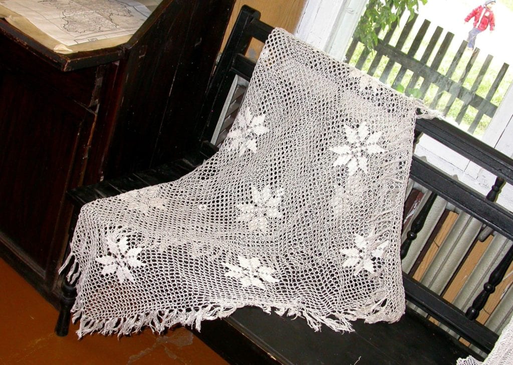 Фото ажурной шали с восьмоконечным орнаментом толэзё