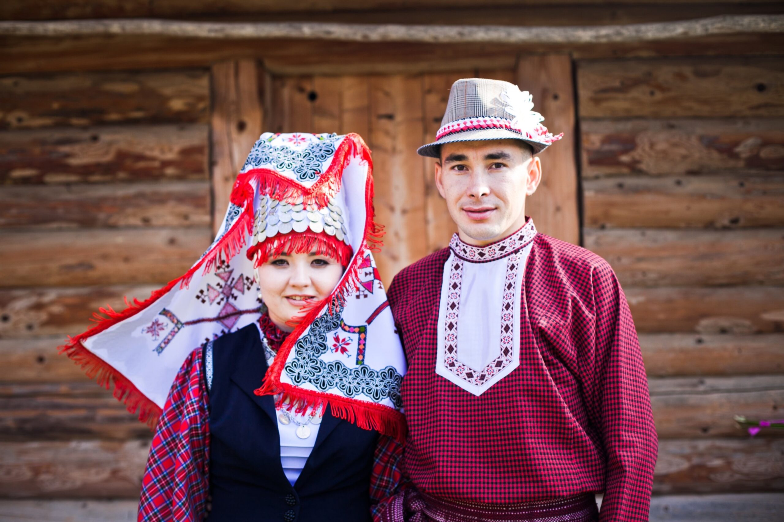 Мужчина и женщина в удмуртских национальных костюмах
