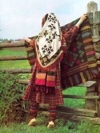 Фото удмуртской девушки со спины, одетой в платье в этническом стиле