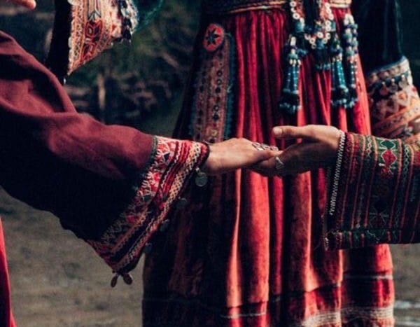 Фото девушек, одетых в красные платья в стиле этно