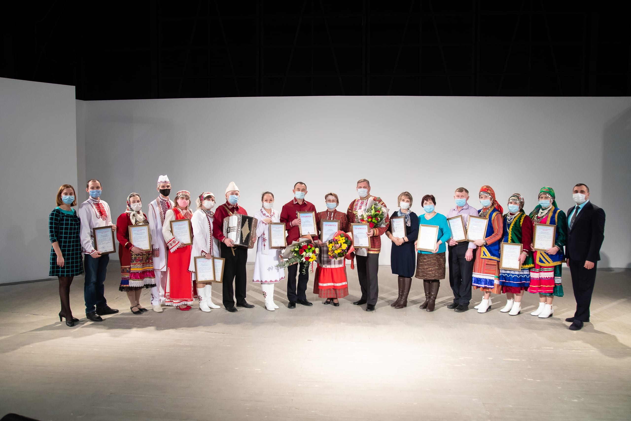 В свердловском государственном дворце народного творчества состоялось торжественное закрытие 100-летия республик удмуртия и марий эл. 1