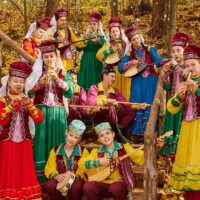 Фото татары играют на традиционных музыкальных инструментах в лесу