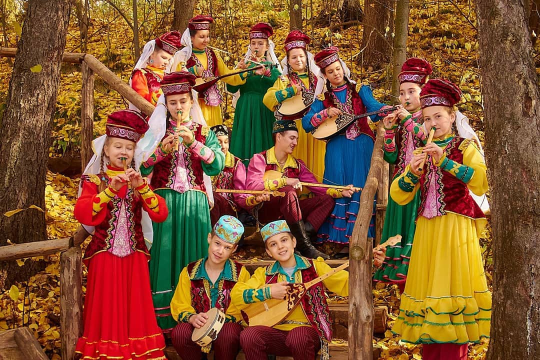 Фото татары играют на традиционных музыкальных инструментах в лесу