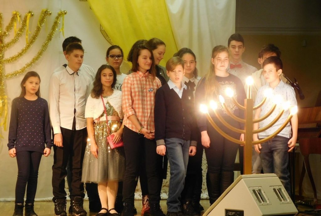 Фото детей, празднующих хануку – иудейский праздник огней