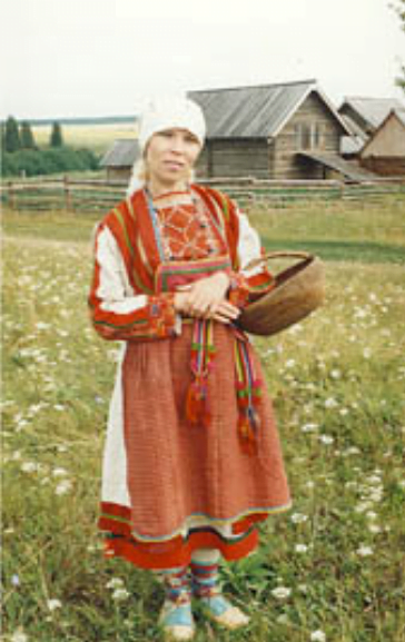 Фото девушки – северной удмуртки в национальном удмуртском костюме