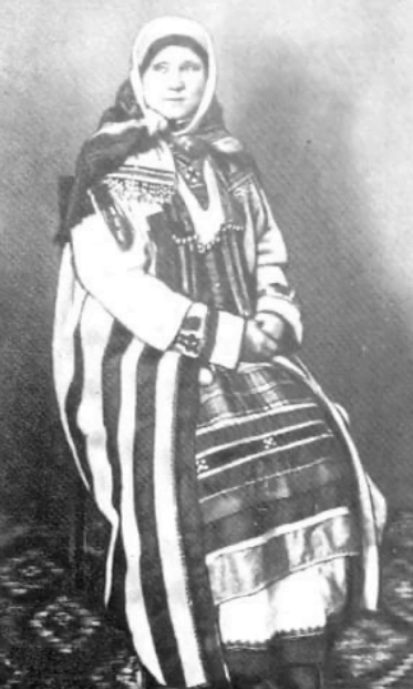 Фото женщины в удмуртском костюме