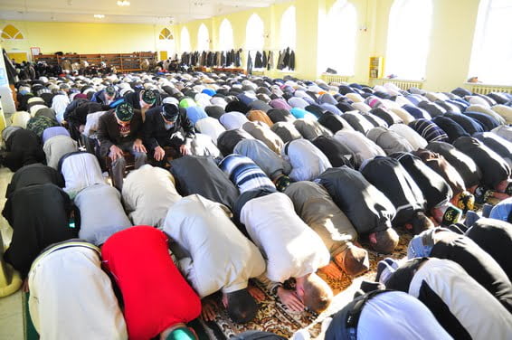Фото мусульман в мечети, совершающих намаз