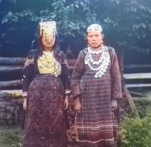 Фото южных удмурток в традиционных костюмах