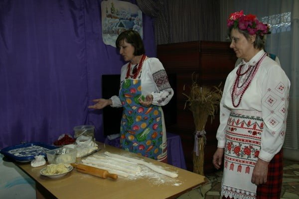 Фото украинок, лепящих вареники