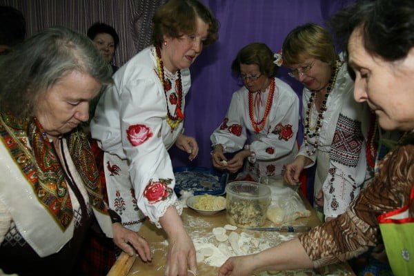 Фото украинок на мастер-классе по лепке вареников