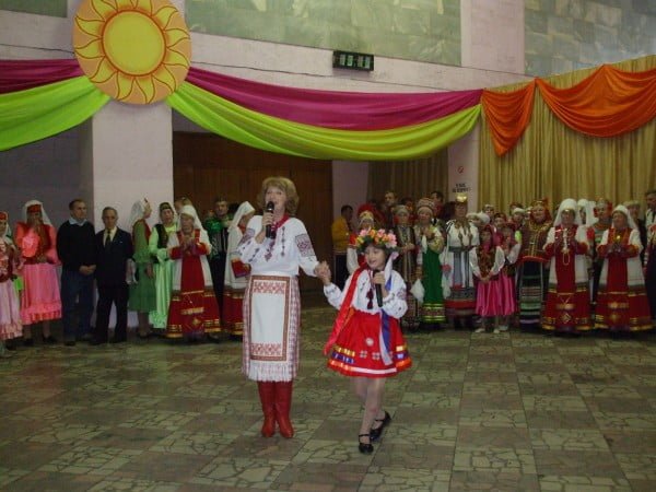 Фото женщины и девочки украинки на концерте