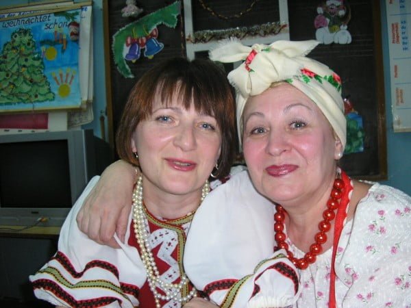 Фото женщин-украинок с бусами, обнимаются