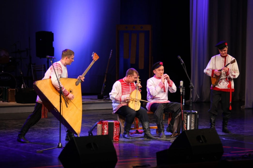 Фото выступление театра айкай с народными музыкальными инструментами