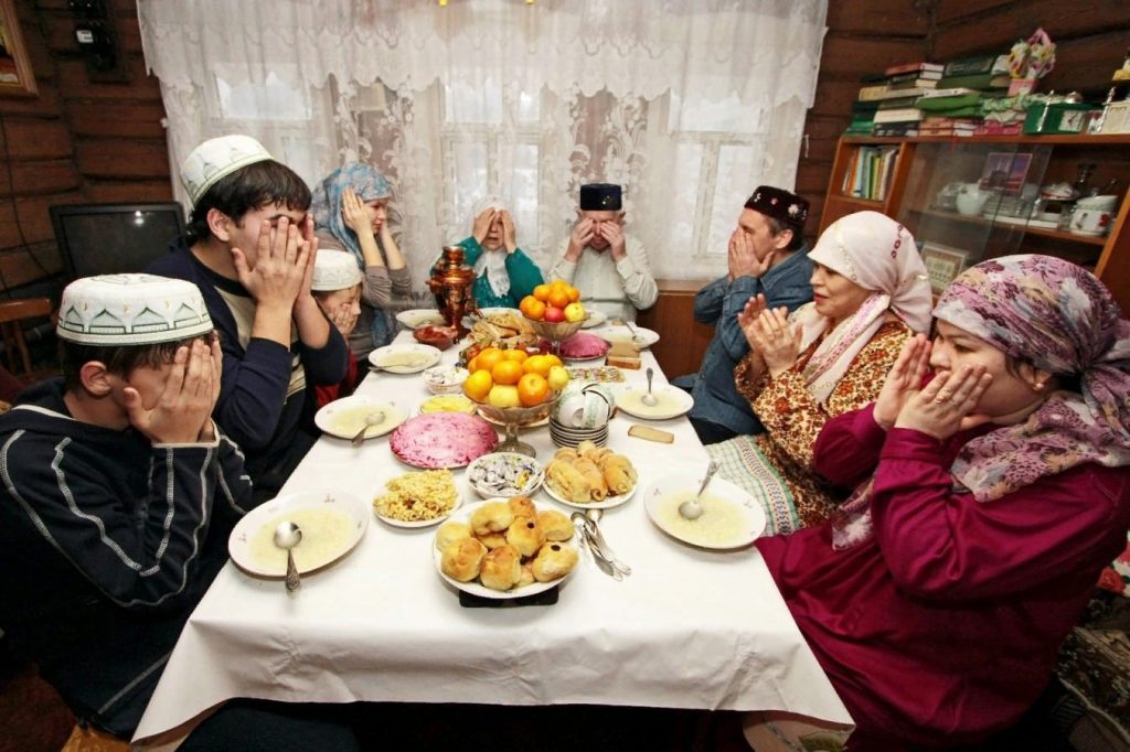 Фото мусульман за праздничным столом