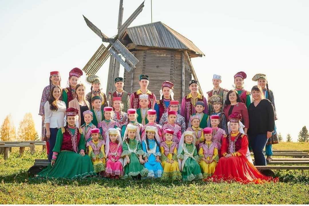 Татары в национальных костюмах на фоне ветряной мельницы