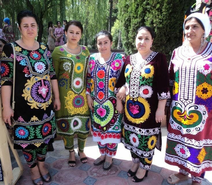 Фото женщин в национальных таджикских костюмах с яркой вышивкой