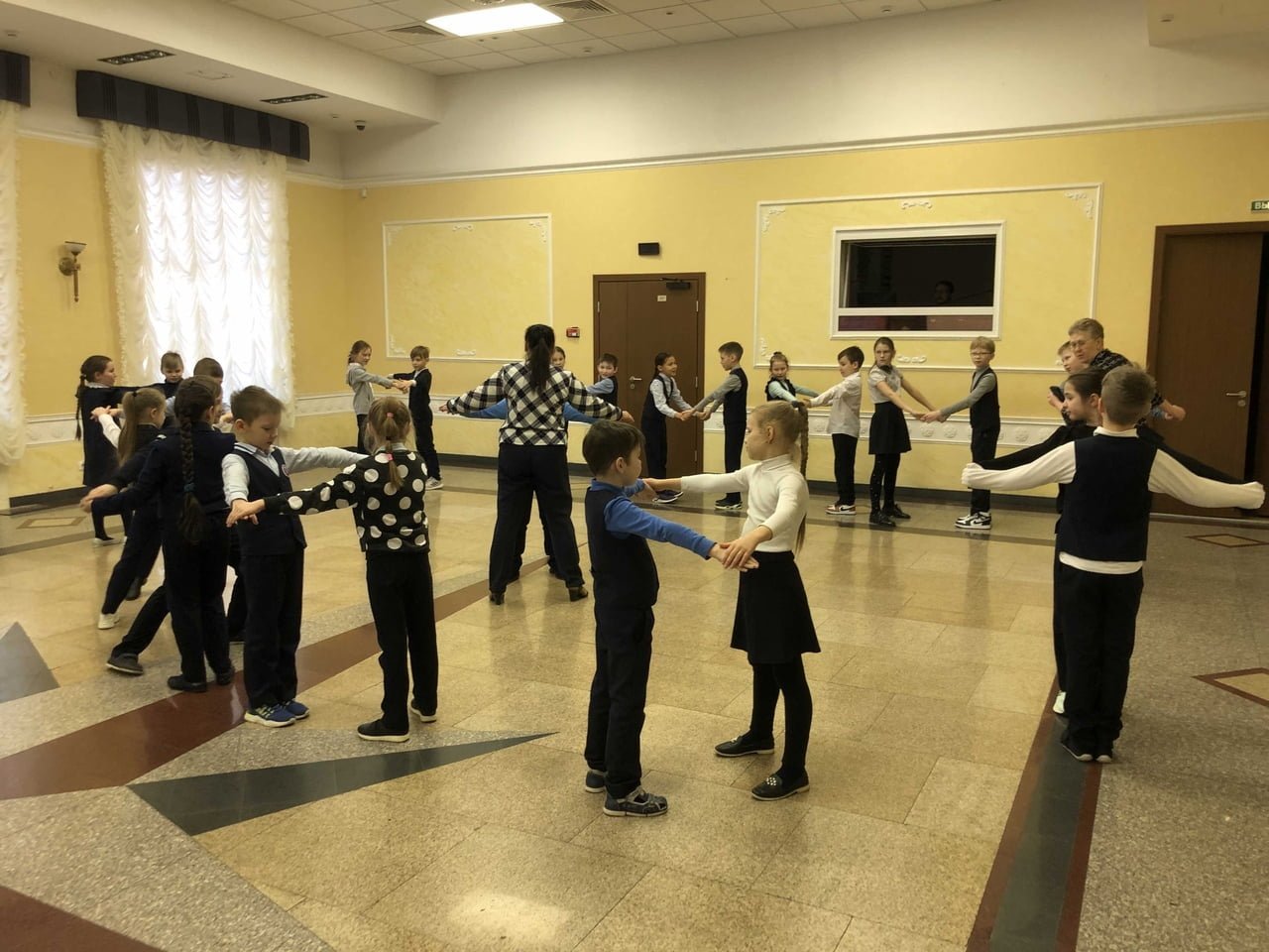 Школьники посетили мастер-класс по русским народным танцам и хороводным играм в ддн 1